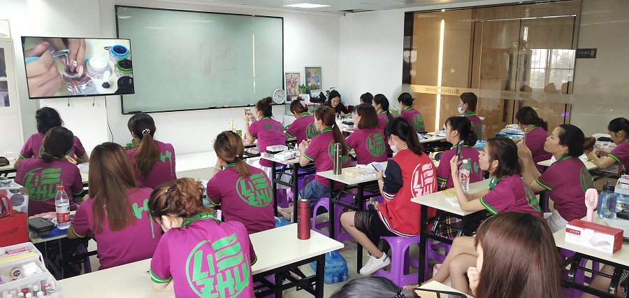 學美甲好嗎？工資高不高？