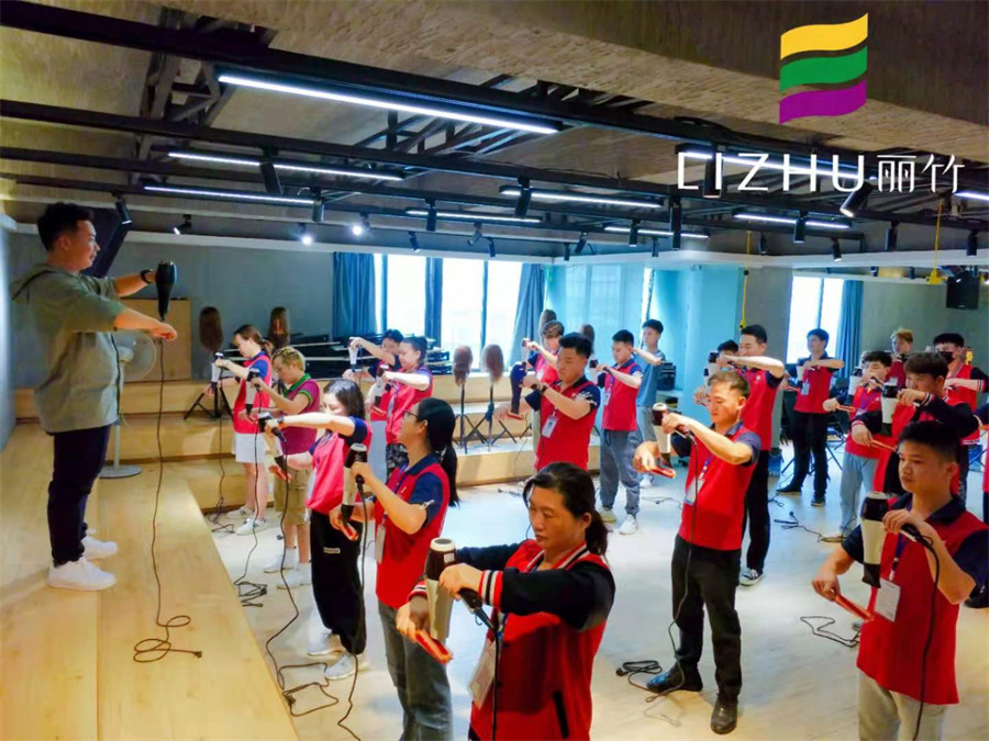 美發(fā)吹風(fēng)造型教程，廣西師資強(qiáng)的美發(fā)學(xué)校找到了