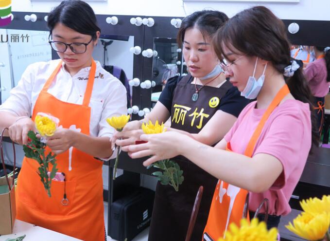 插花如何進行色彩搭配？南寧花藝培訓班來教你