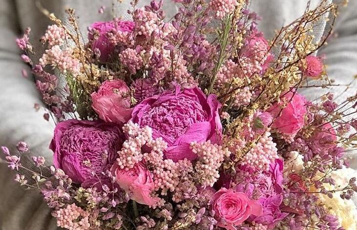 想知道干花怎么制作？來(lái)廣西插花培訓(xùn)班學(xué)習(xí)吧