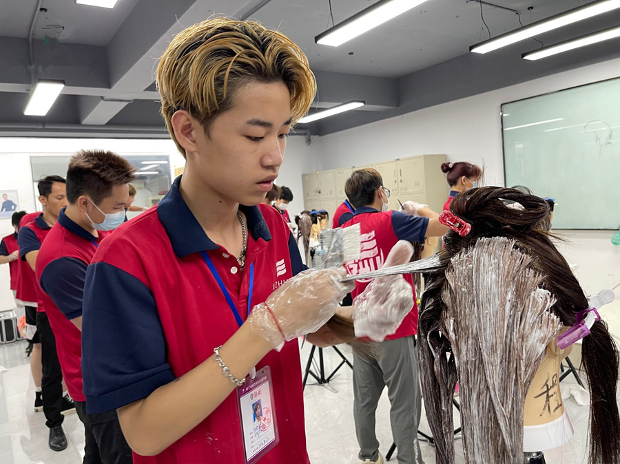 染發(fā)后怎么洗頭？南寧染發(fā)學(xué)校告訴你方法