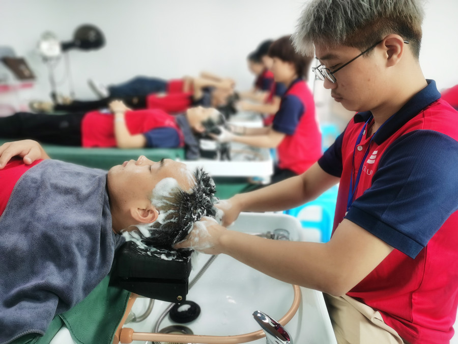 護(hù)發(fā)素洗不干凈的危害，南寧美發(fā)師職業(yè)學(xué)校