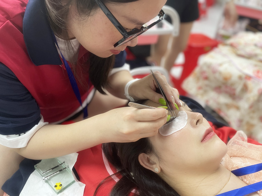 美睫后眼睛癢？廣西美甲美睫學(xué)校幫你解決