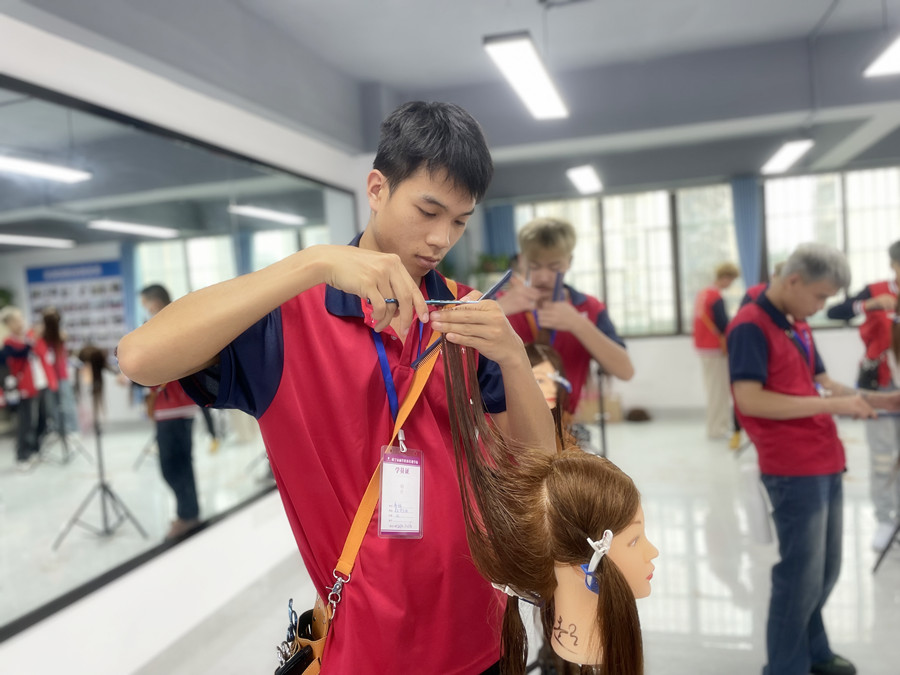 南寧美發(fā)基礎(chǔ)學(xué)校：牙剪是干嘛的？