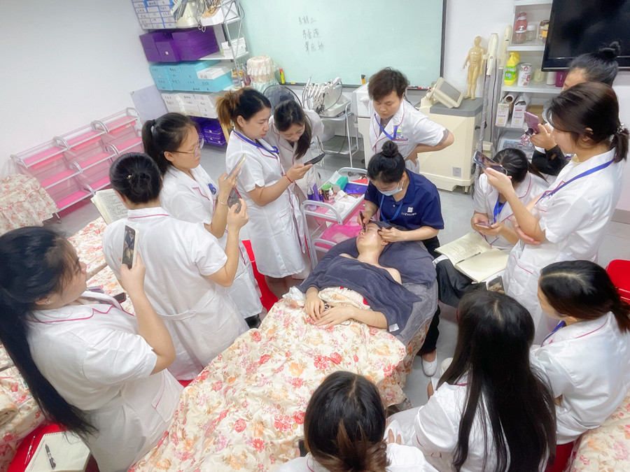 南寧美容專(zhuān)業(yè)教學(xué)：如何進(jìn)行眼部護(hù)理？