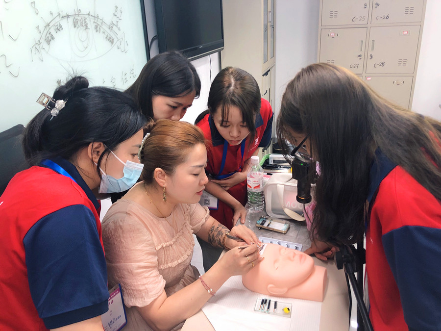 新手為什么都要在仿皮練習(xí)？南寧美睫課堂實(shí)況