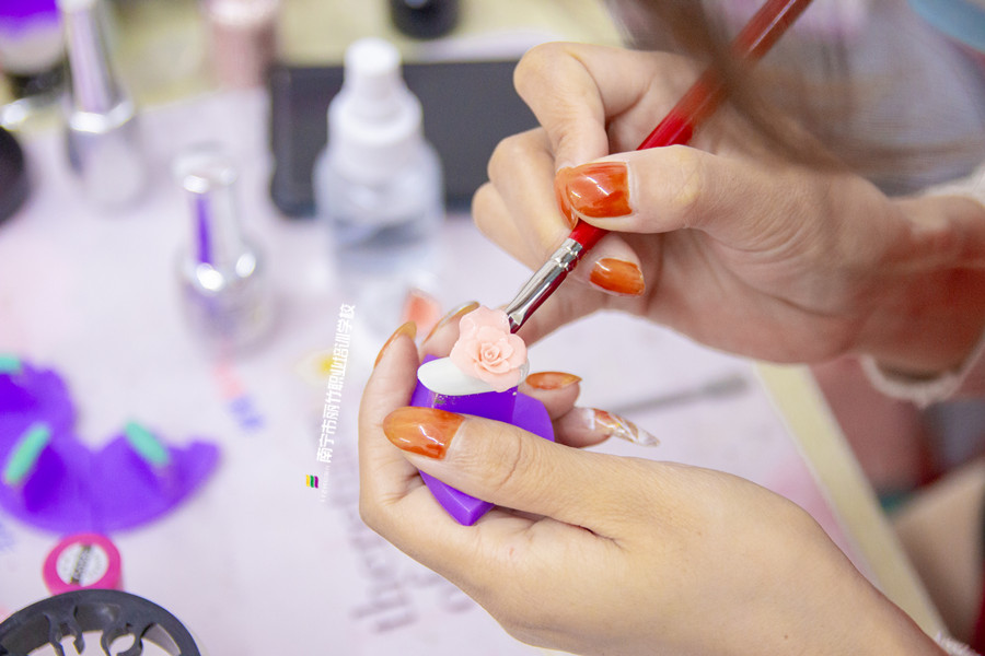雕花美甲怎么才能做得好？廣西美甲師日常工作