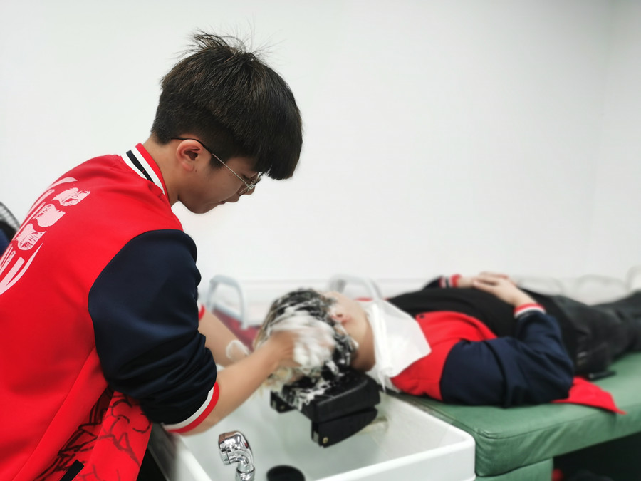 你頭發(fā)掉落的5個原因，南寧美發(fā)護(hù)發(fā)職校解析