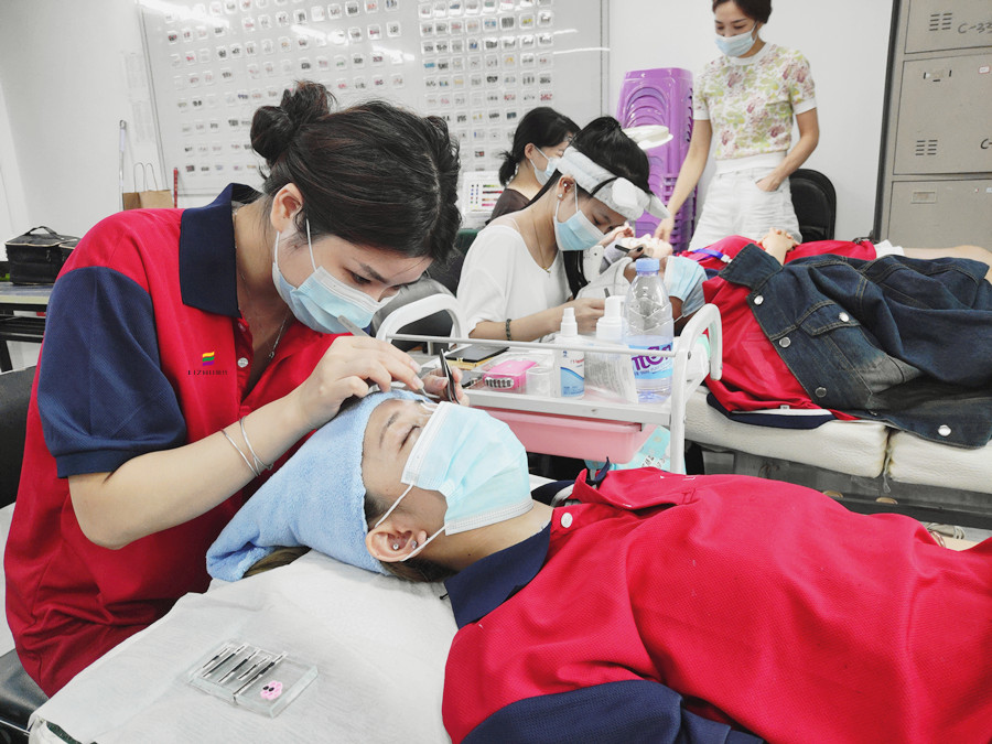 南寧美睫師：美睫新手如何保持手穩(wěn)的技巧