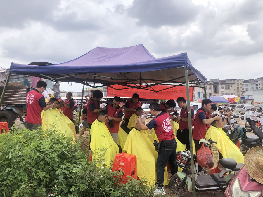 南寧美發(fā)男士精剪造型班外出義剪，大受歡迎