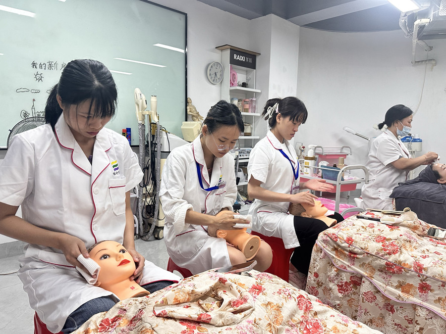 美容新手用假頭模練習(xí)的好處，學(xué)美容0基礎(chǔ)