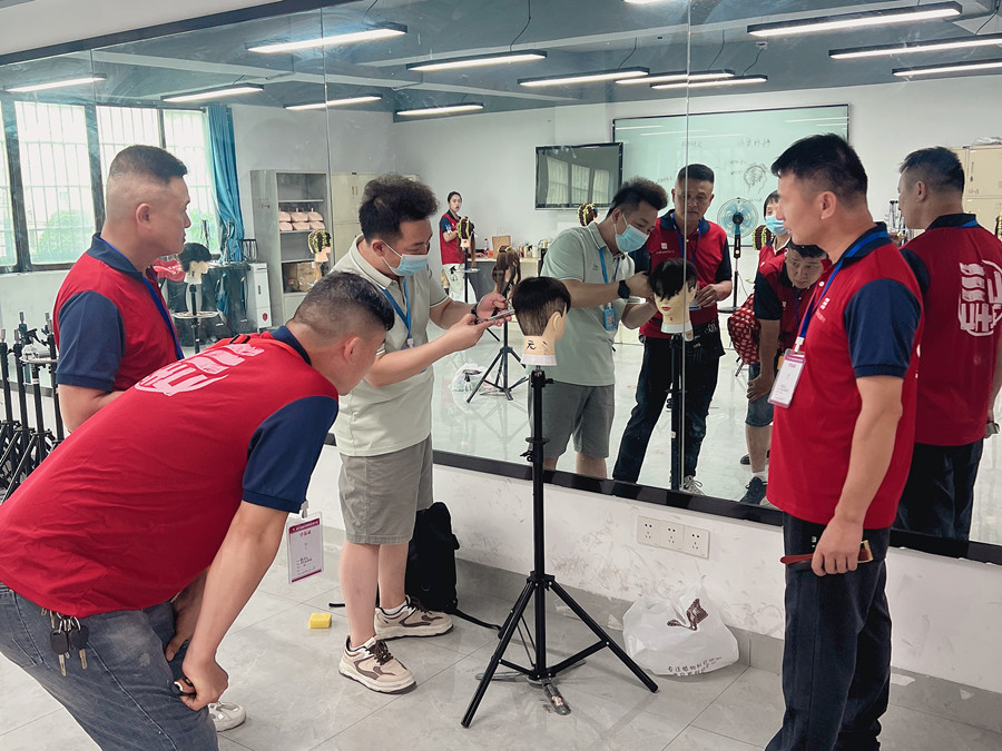 學(xué)美發(fā)0基礎(chǔ)，廣西美發(fā)專業(yè)學(xué)校手把手教學(xué)