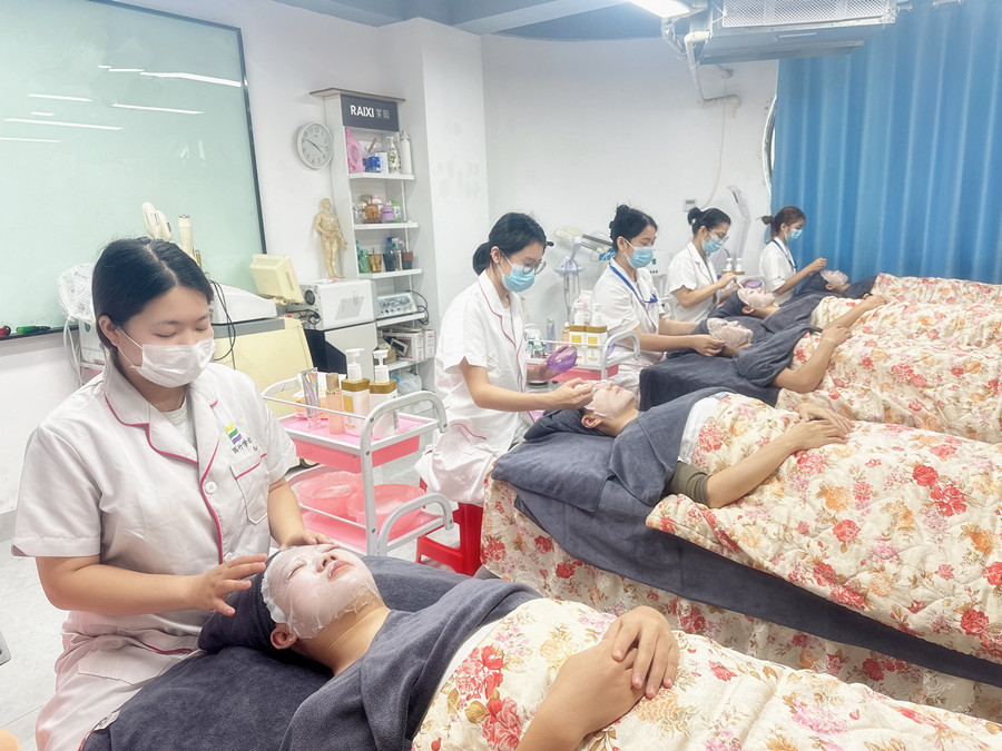 面部護(hù)理實(shí)操課堂練習(xí)，南寧美容護(hù)膚實(shí)訓(xùn)