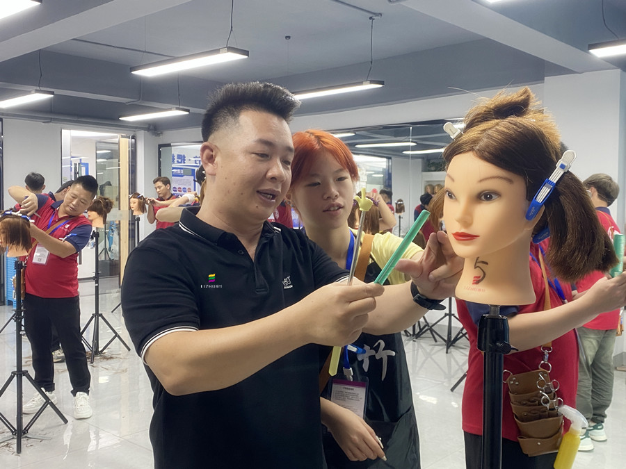 南寧美發(fā)女士精剪學(xué)員操作，南寧美發(fā)訓(xùn)練