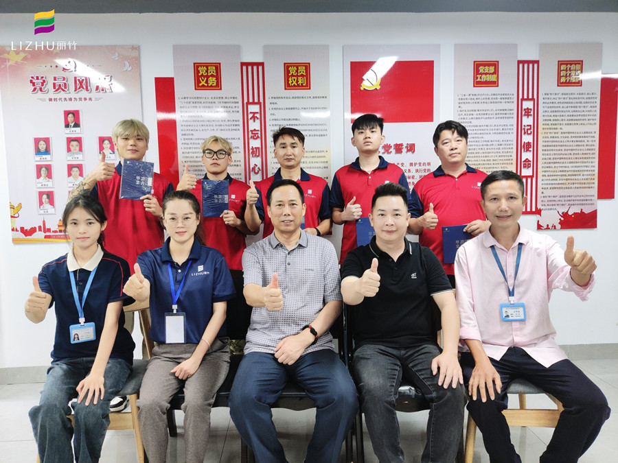 廣西美發(fā)學(xué)校畢業(yè)，校長(zhǎng)頒發(fā)證書寄祝福