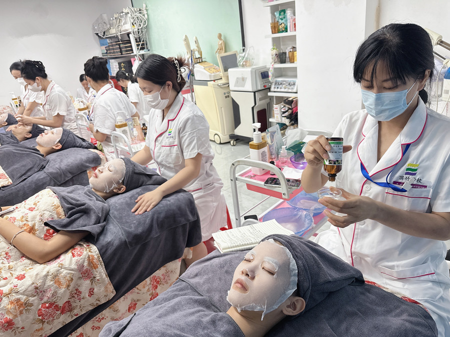 初秋面部補(bǔ)水護(hù)理，廣西皮膚管理操作講解