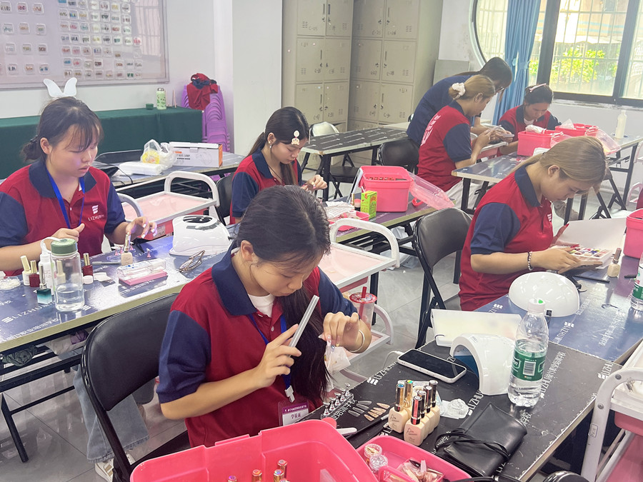 新手打磨甲片的技巧，南寧美甲訓(xùn)練