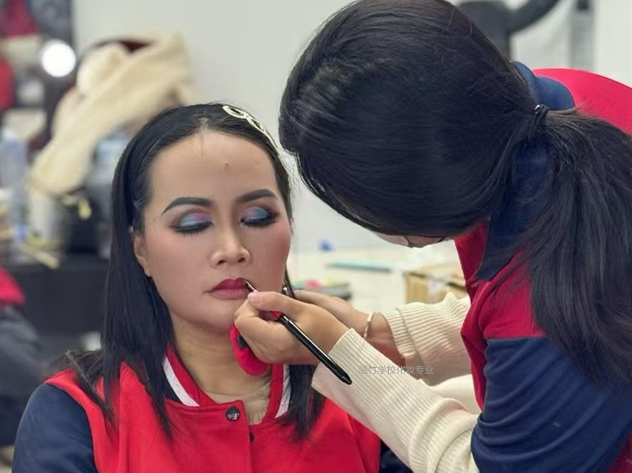 廣西培訓(xùn)化妝師學(xué)校漸變眼影課堂練習(xí)