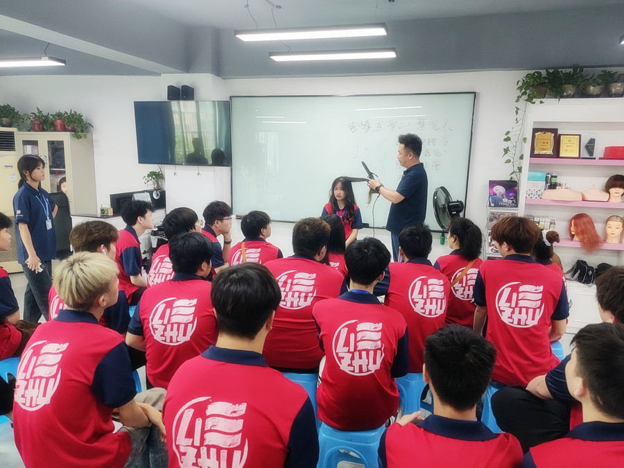 通用燙發(fā)后打理技巧，廣西燙染專(zhuān)業(yè)學(xué)校分享