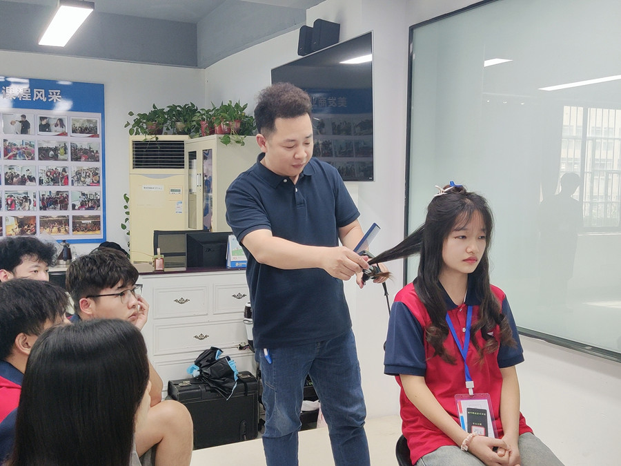 從零基礎學燙發(fā)：紋理燙手法示范