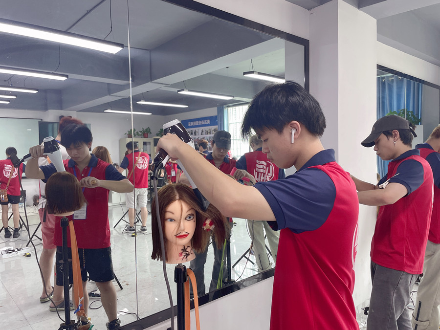 洗完頭應(yīng)不應(yīng)該包頭發(fā)？廣西美發(fā)教學(xué)