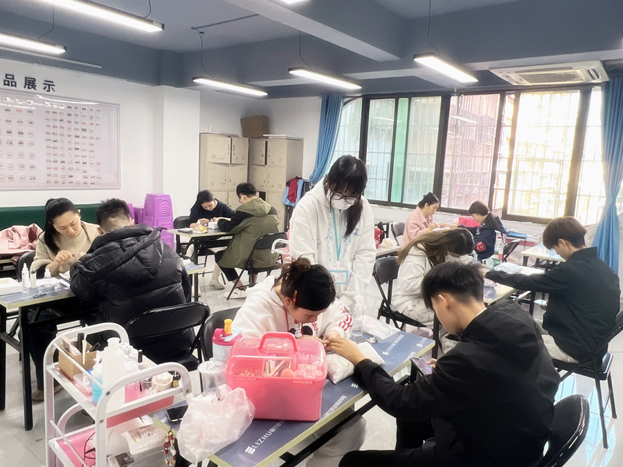 傳統(tǒng)美甲前置處理，南寧美甲專(zhuān)業(yè)教學(xué)講解