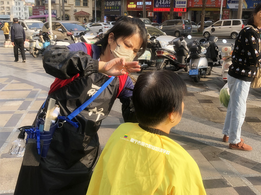 南寧剪發(fā)培訓(xùn)：新手如何挑選美發(fā)剪刀？