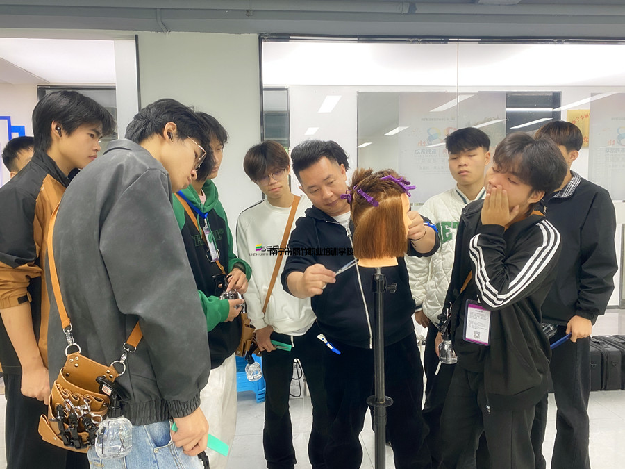 圓形層次修剪，廣西剪發(fā)技術(shù)學校