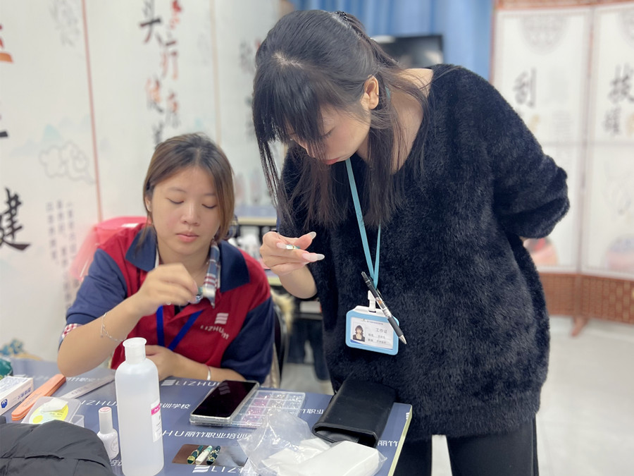 輕奢綠色貓眼美甲，南寧專業(yè)美甲學校學員作品