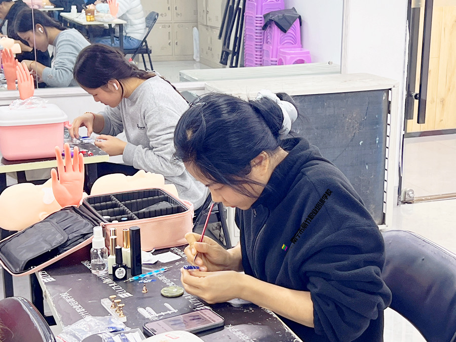 忙忙碌碌的廣西美甲設(shè)計學校課堂練習
