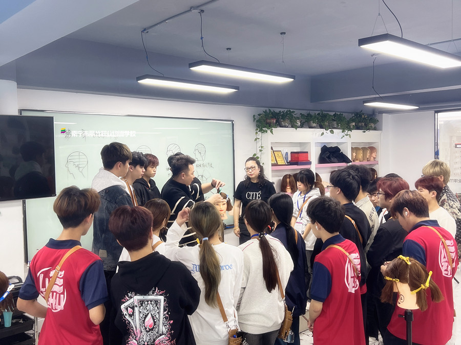 新手學女士精剪的誤區(qū)，南寧學發(fā)型