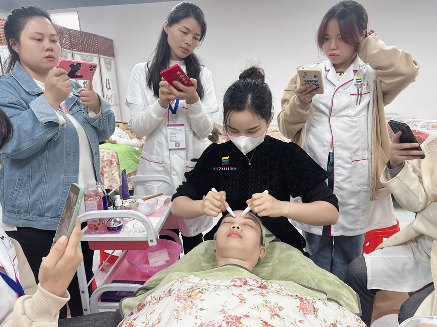 額頭撥筋的注意事項(xiàng)，廣西美容護(hù)膚課件講解