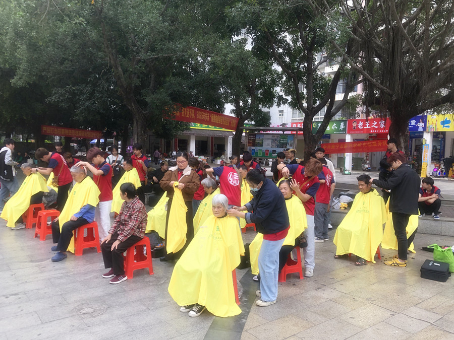 南寧美發(fā)學(xué)校外出實(shí)踐活動(dòng)，檢驗(yàn)學(xué)員技術(shù)能力