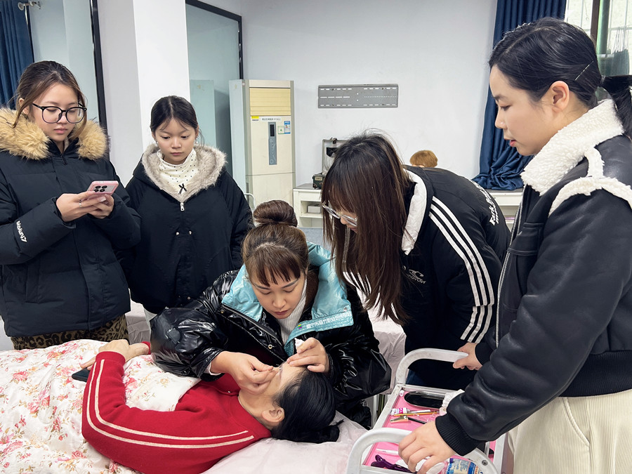 在南寧學(xué)紋繡，解鎖美業(yè)新技能