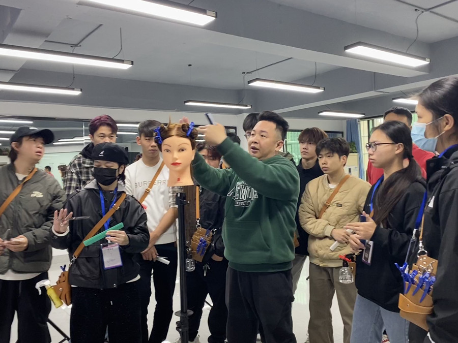 實拍廣西美發(fā)專業(yè)培訓(xùn)的課堂