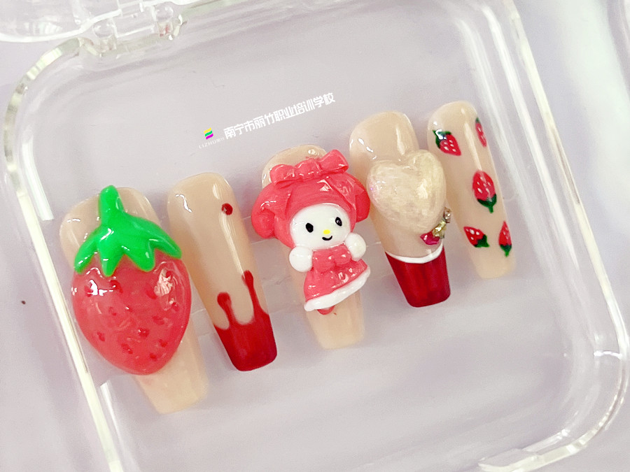 雕花卡通美甲，南寧美甲進修培訓(xùn)作品