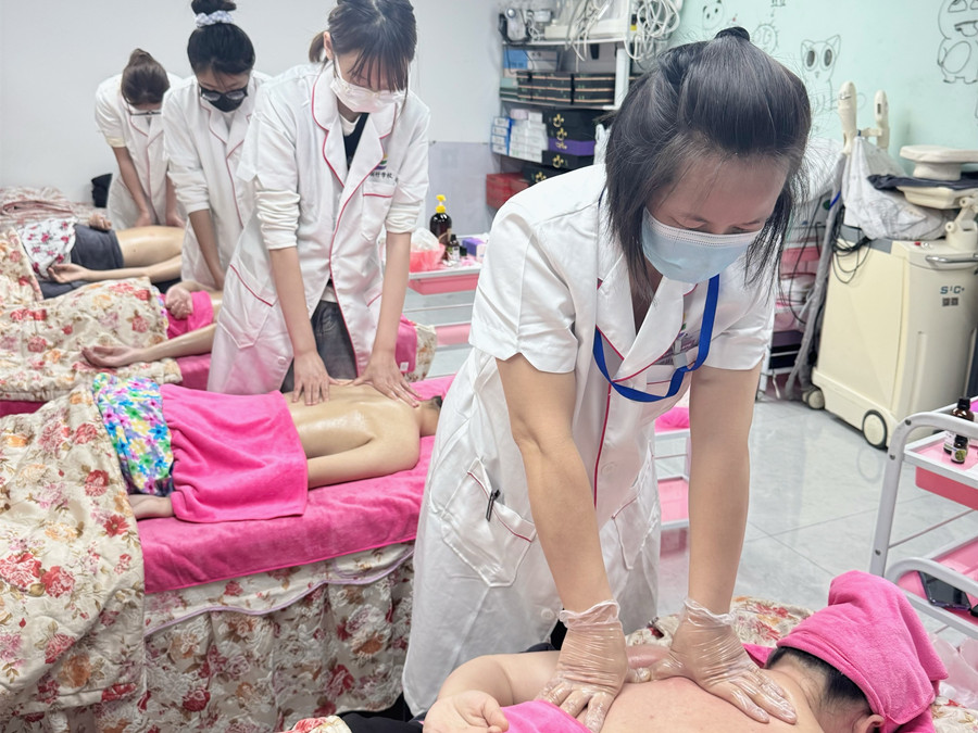 肩胛骨按摩真人實(shí)操，南寧美容培訓(xùn)練習(xí)